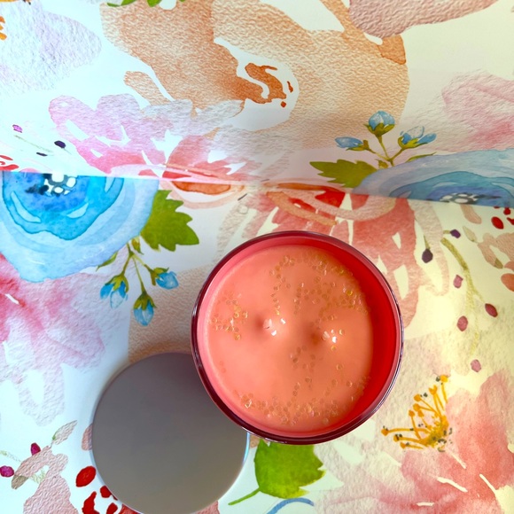 Strawberry Summer Getaway Candle - Picture 4 of 5